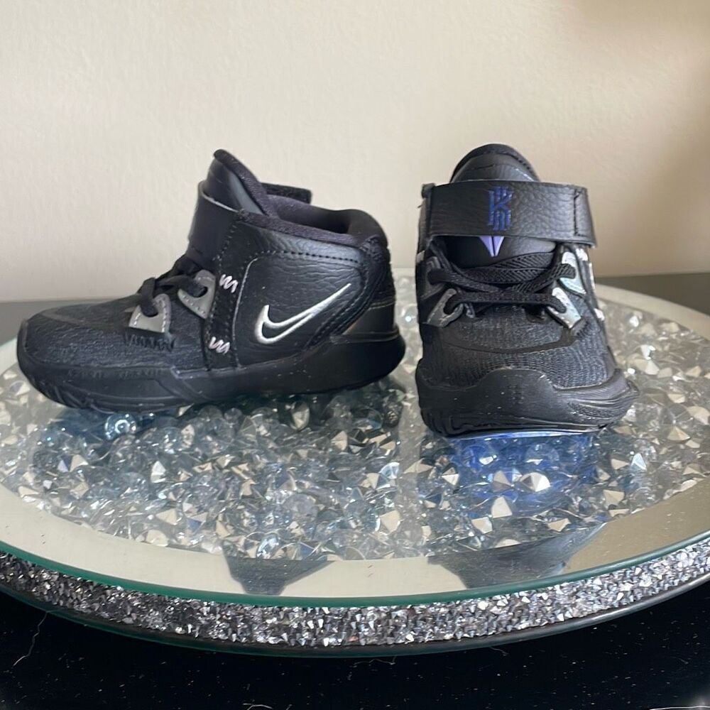 Preowned unisex baby Nike kyries black and silver athletic sneakers size 6C